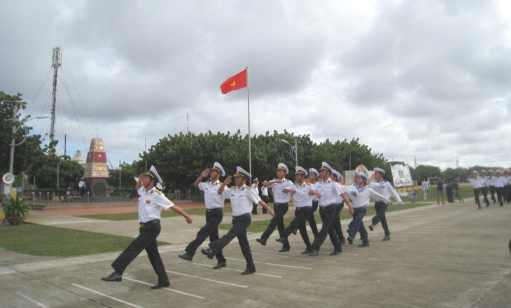 Lễ chào cờ ở Trường Sa - ảnh 1